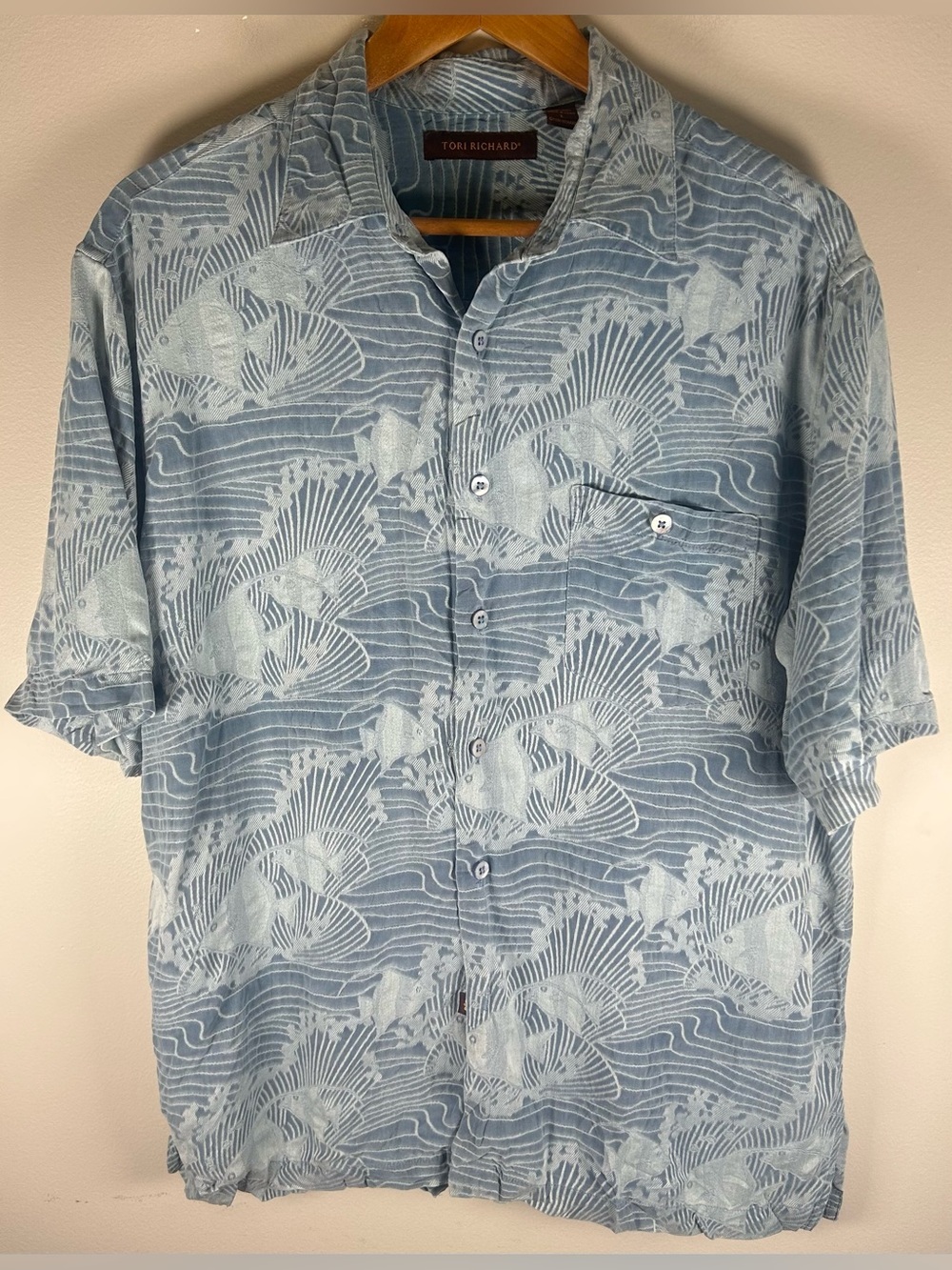 Tori Richard Men’s Button Up Shirt Size L Textured Fish Monogram 100% Silk